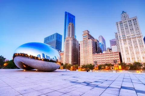 CHICAGO - September 3: Cloud Gate in Millennium Park on September 3, 2015 in Stock Photos