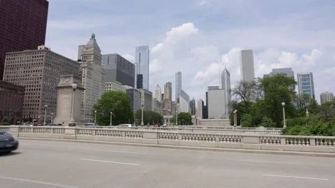 Chicago skyline and traffic Stock Footage 82529985