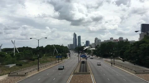 Chicago skyline columbus drive millenium park pedestrian bridge timelapse Video stock 65817740
