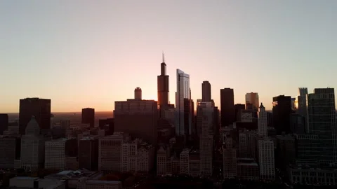 Chicago skyline in the evening sun, showcasing famous skyscrapers and city Stock Footage 304430194