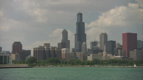 Chicago skyline featuring Willis Tower (formerly Sears Tower) from Lake Michigan 스톡 동영상 49582772