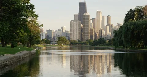 Chicago - Skyline Reflection in Pond Tilt - 5K Slow Motion Stock-Footage 112474961