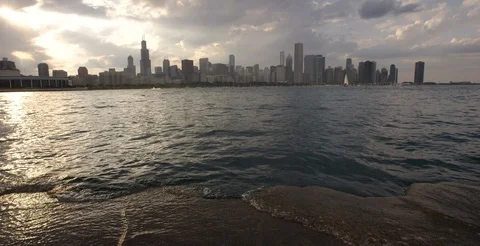 Chicago - Skyline at Sunset with Waves - 6K Slow Motion Vidéo 113302671