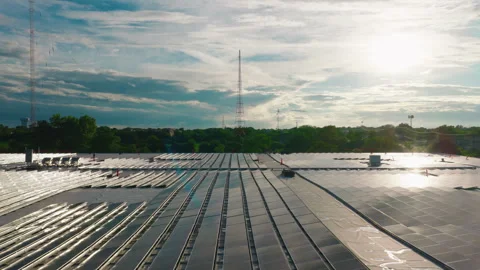Chicago Suburban commercial solar array reflecting intense late afternoon Vídeo Stock 346166038