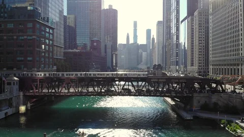 Chicago subway train moving over river bridge dolly morning sunlight Vidéo 112264004