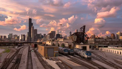 Chicago - Sunset over City with Train Passing - 4K Timelapse Vidéo 220758860