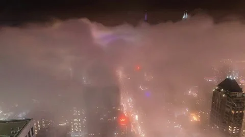 Chicago Urban Timelapse Above Clouds. City Fog at Night 库存影片 76707617