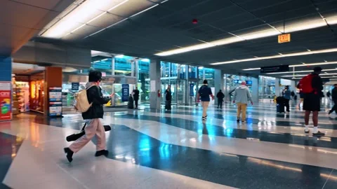 Chicago, USA, 7 May 2026: Travelers waiting at baggage carousel in arrivals hall Stock Footage 336338982