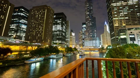Chicago - View Over Chicago River with Boats Passing at Night - 4K Timelapse Vidéo 171253887