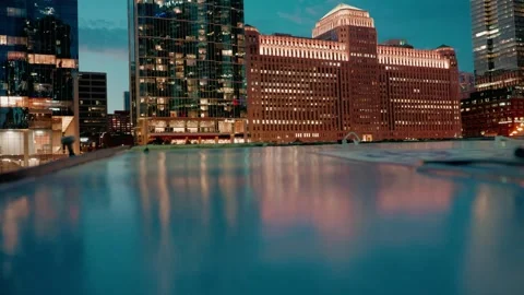 Chicago's Merchandise Mart reflected on a glossy surface. Premium urban b-roll Vídeo Stock 331137474