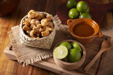 Chicharrones. Deep fried pork rinds, crispy pork skin pieces, traditional mex Foto stock