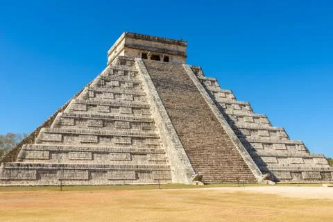 Chichen Itza - El Castillo Pyramid - Ancient Maya Temple Ruins in Yucatan, Me Stock-Fotos