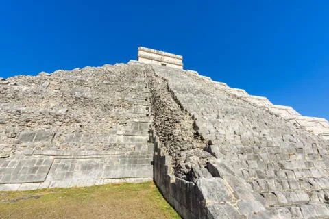 Chichen Itza - El Castillo Pyramid - Ancient Maya Temple Ruins in Yucatan, Me Фото
