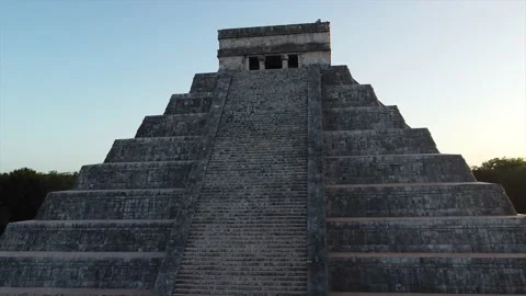 Chichen itza great pyramid (Kukulkan) during a Sunset Stock Footage 183304729