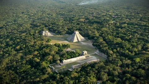 Chichen Itza Maya Pyramid, Amazing Drone Gliding Tilt Down, Yucatan, Mexico 4K Stock-Footage 173593811