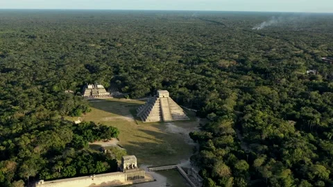 Chichen Itza Maya Pyramid, Stunning Drone Circling, Yucatan, Mexico 4K Stock-Footage 173582443