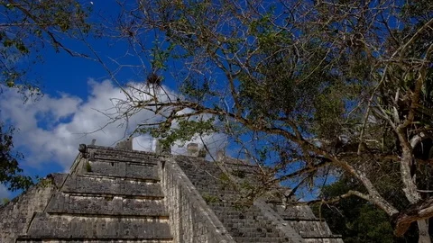 CHICHEN ITZA, MEXICO – Feb 4, 2018: The Mayan Ruins At Chichen Itza Video stock 105144452