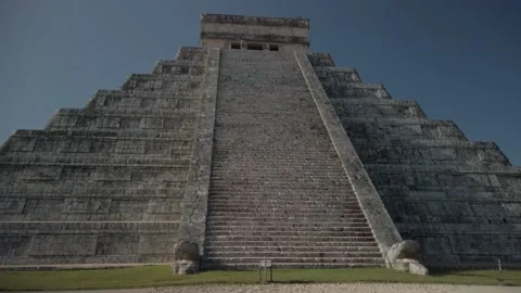 Chichen Itza pyramid ruins in historical park in Yucatan Mexico. Video stock 160560563