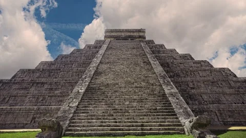 Chichen itza pyramid timelapse in mexico Stock Footage 337298554
