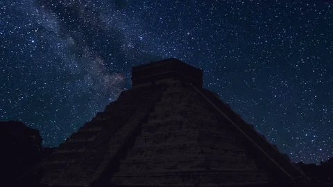 Chichen Itza time lapse at night with stars Vidéo 112185261