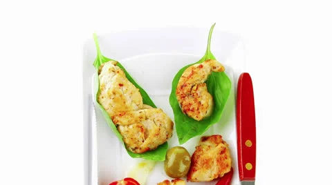 Chick chops in green leaf Vídeos de archivo 25168927