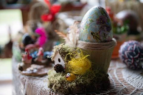 A chickadee sits in a nest. Easter decoration for your home. Foto stock
