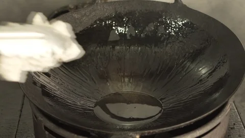 Chicken about to be fried in frying pan Vídeo Stock 88570595