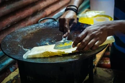 Chicken and egg kathi rolls with onions being prepared Foto stock