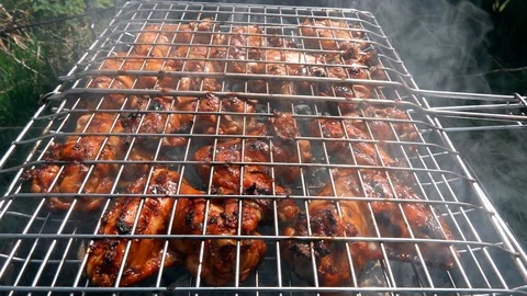 Chicken baked in a barbecue Vídeo Stock 106858993
