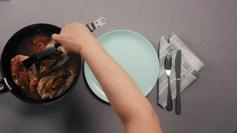 Chicken breast fried with figs Vidéo 165665225