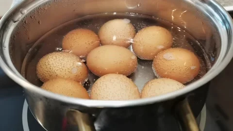 Chicken brown eggs boiling in water. Vídeos de archivo 163859068