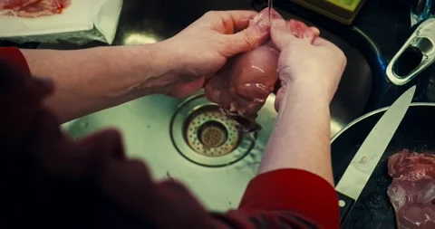 Chicken cleaning with water for dinner Stockbeeldmateriaal 167432058