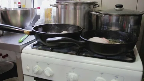 The chicken is cooked in a pan Vídeos de archivo 82387395