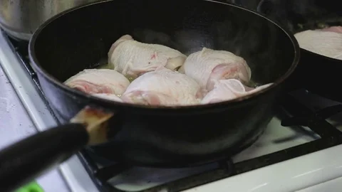 The chicken is cooked in a pan Vídeo Stock 82387688