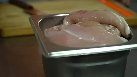 Chicken before cooking 動画素材 80631086