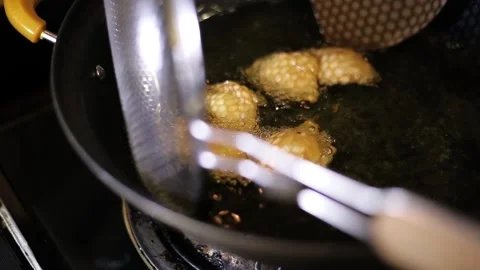 Chicken curry puff deep fried in the hot boiling oil. 動画素材 135888090