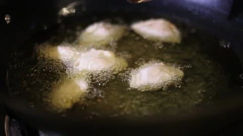 Chicken curry puff deep fried in the hot boiling oil. 動画素材 135888098