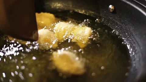 Chicken curry puff deep fried in the hot boiling oil. Stock Footage 135888113