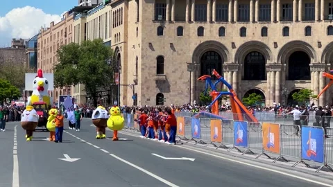 Chicken dance of wind puppet dancer kinetic art installation group performance Stock-Footage 338183519