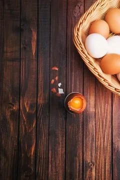 Chicken eggs in basket Stockfoto's