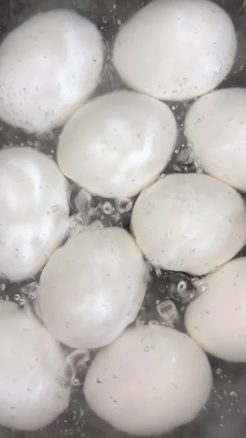 Chicken eggs boiling in water for hard boiled eggs Stock-Footage 337586233