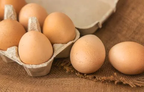 Chicken eggs close-up in a tray. Selective focus. Foto stock