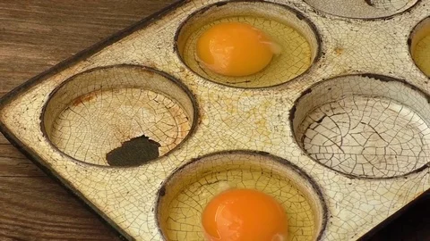 Chicken eggs in a frying pan. Rustic style. Video stock 71615627