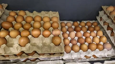 Chicken eggs lie in trays on display in a store. Grocery shopping. Foto stock