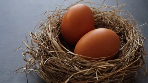 Chicken eggs in the nest. Easter holidays. Vídeos de archivo 85941142