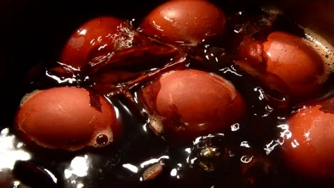 Chicken eggs with onion peel Vidéo 312533164