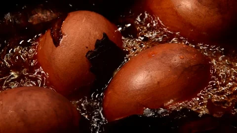 Chicken eggs with onion peel 動画素材 314235256