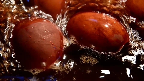 Chicken eggs with onion peel Vidéo 314235632