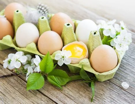 Chicken eggs in tray Foto stock