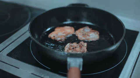 Chicken fried in a pan 库存影片 68205751
